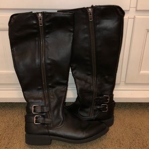 knee high black boots